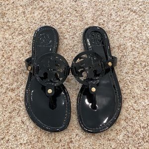 TORY BURCH MILLER SANDAL, PATENT LEATHER IN BLACK